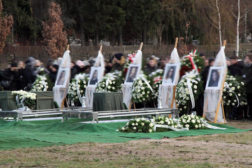 Nastolatki pochowana na cmentarzu w grobach obok siebie 