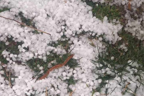 SNAŽNO NEVREME POGODILO SPLIT Grad tukao satima: Nanosi ledenica bili viši od 20 centimetara (VIDEO)