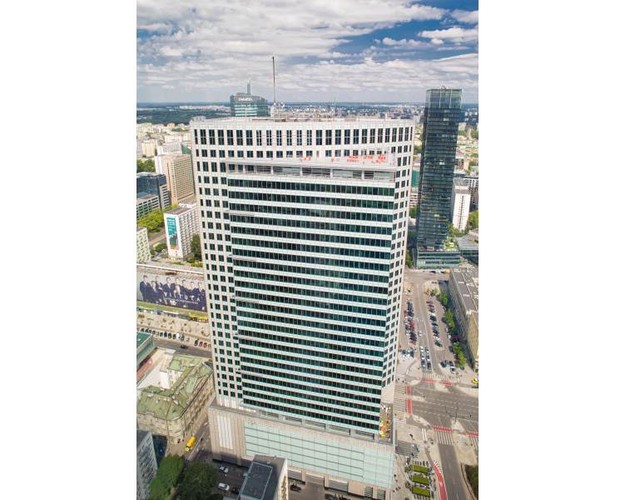 Inteligentne zarządzanie biurowcem to także duża elastyczność przy dopasowywaniu poziomu stawek czynszowych do aktualnej sytuacji rynkowej. Szczególnie atrakcyjnie prezentują się pod tym względem właściciele starszych projektów biurowych, którzy są w stanie zaoferować najemcom kuszące zachęty, np. w postaci okresów zwolnienia z czynszu. <br><br>

Profesjonalni inwestorzy na bieżąco monitorują także pracę swoich podwykonawców, pilnując jednocześnie zasad określonych w Service Level Agreements (SLA), czyli umowie o gwarantowanym poziomie świadczenia usług. Tacy właściciele stale monitorują realizację usług zlecanych firmom zewnętrznym, sporządzają odpowiednie raporty i analizują osiągane wyniki. Nie od dziś wiadomo też, że jakość powierzchni w dużym stopniu zależy od tego, czy inwestor będzie należycie dbał o budynek i nadzorował jego właściwą eksploatację, wymieniając uszkodzone urządzenia i serwisując te, które wciąż nadają się do użytku. <br><br>

Właściwe zarządzanie to jednak przede wszystkim odpowiadanie na potrzeby klientów. Właściciele najlepszych projektów biurowych mają na uwadze, że klienci oczekują elastyczności przy urządzaniu przestrzeni i dają im taką możliwość, np. konstrukcja WFC pozwala na dowolną aranżację biura, z uwzględnieniem indywidualnych potrzeb najemcy. Obiekt oferuje na każdym piętrze 1,9 tys. mkw., wysokiej na 2,75 metra powierzchni biurowej klasy A+. Najemcy mają pełną dowolność w aranżacji powierzchni. Mogą mieć np. biuro typu open space, zaciszny gabinet czy salę do pracy kreatywnej.