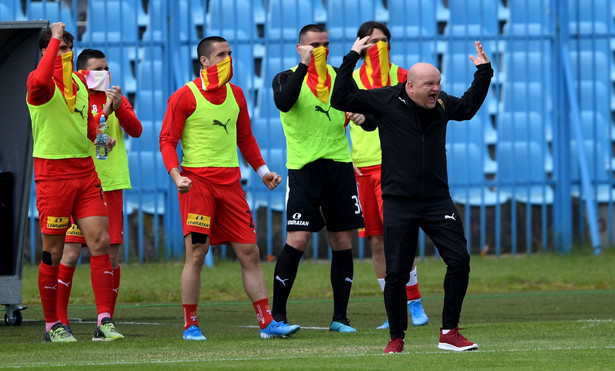 Trener Korony Kielce Maciej Bartoszek (P) podczas meczu piłkarskiej Ekstraklasy z Wisłą Płock