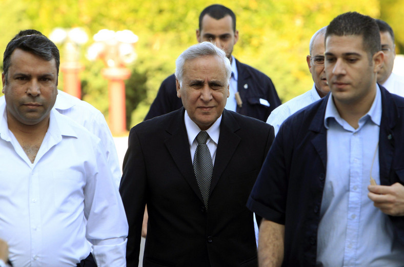 Były prezydent Izraela Mosze Kacaw (w środku), fot. Reuters