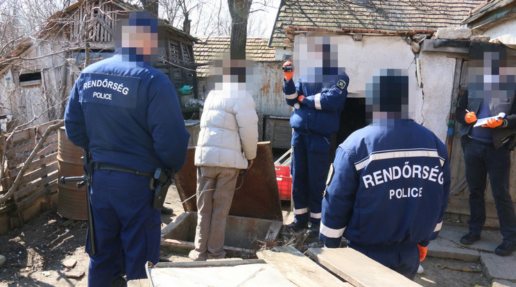 A kislángi kettős gyilkos, fehér kabátban, rendőrök gyűrűjében tért vissza a helyszínre / Fotó: police.hu