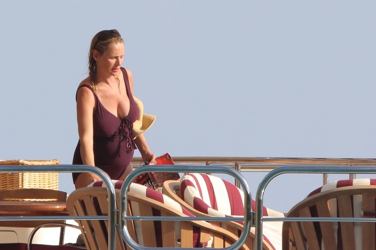 Ciężarna Uma Thurman w kostiumie kąpielowym