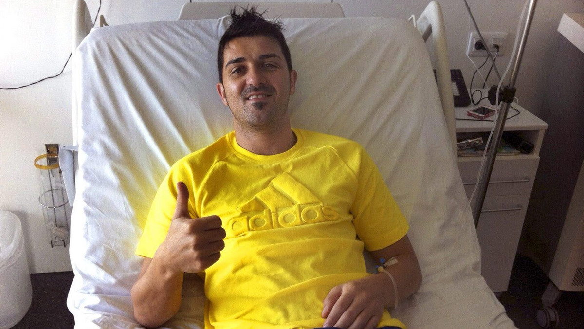 Cesc Fabregas na swoim Twitterze wsparł kontuzjowanego kolegę z Barcelony, Davida Villę, który niedawno złamał nogę. Były pomocnik Arsenalu odwiedził razem z kolegami hiszpańskiego napastnika w szpitalu.