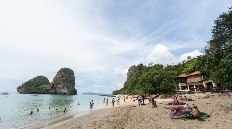 A tengerből kiemelkedő
mészkő oszlopok miatt
rajonganak a helyért a turisták /Fotó: Shutterstock