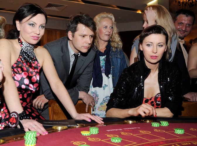 Od lewej: piosenkarka i aktorka Monika Jarosińska, aktorzy: Jakub Przebindowski i Martyna Kliszewska