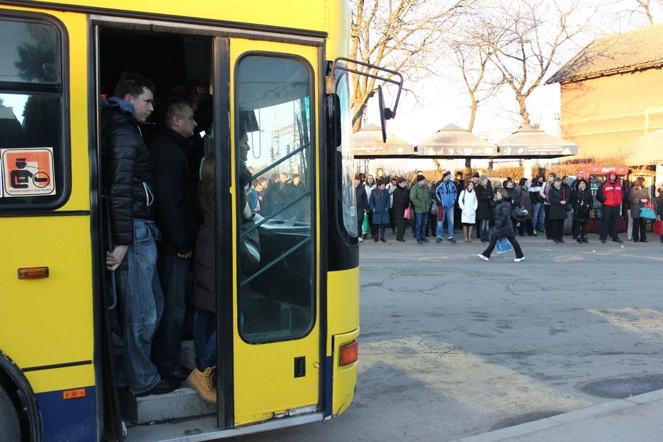 Autobus na liniji 700, oko 6.40