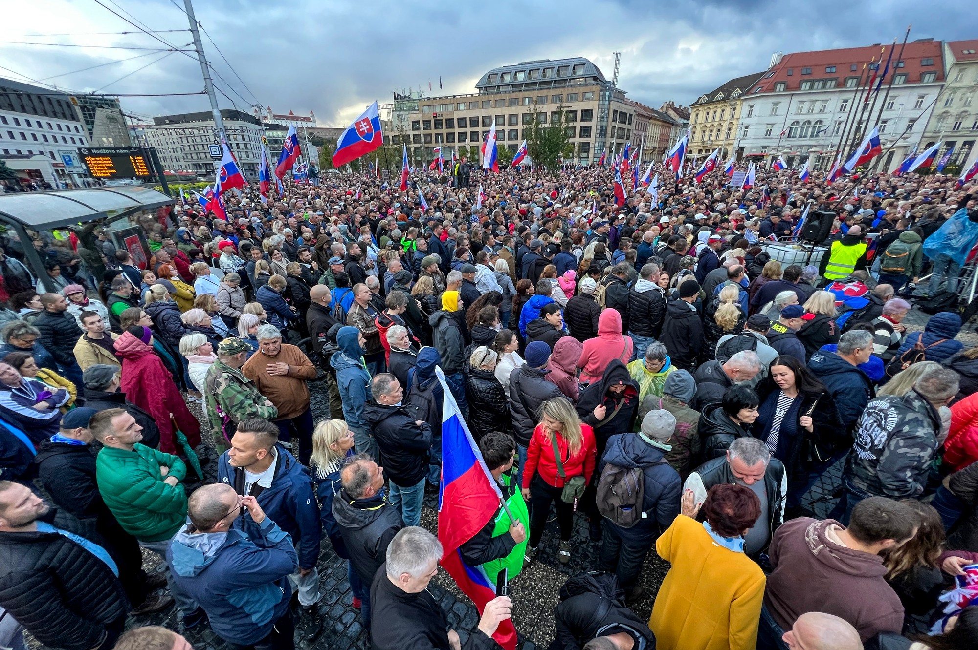 Zhromaždenie prebieha podľa polície v pokoji.