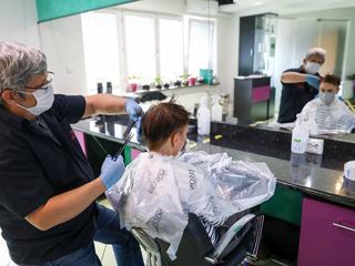 Od poniedziałku ponownie otwarte mogą być salony fryzjerskie, restauracje, a także "wyspy" w galeriach handlowych