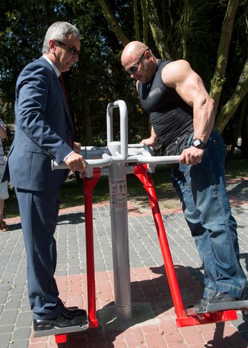 Andrzej Biernat na siłowni. Ministrowi sportu do 'Pudziana' sporo brakuje