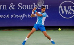 Rywal Djokovica skreczował. Serbski tenisista powalczy o ćwierćfinał z Monfilsem