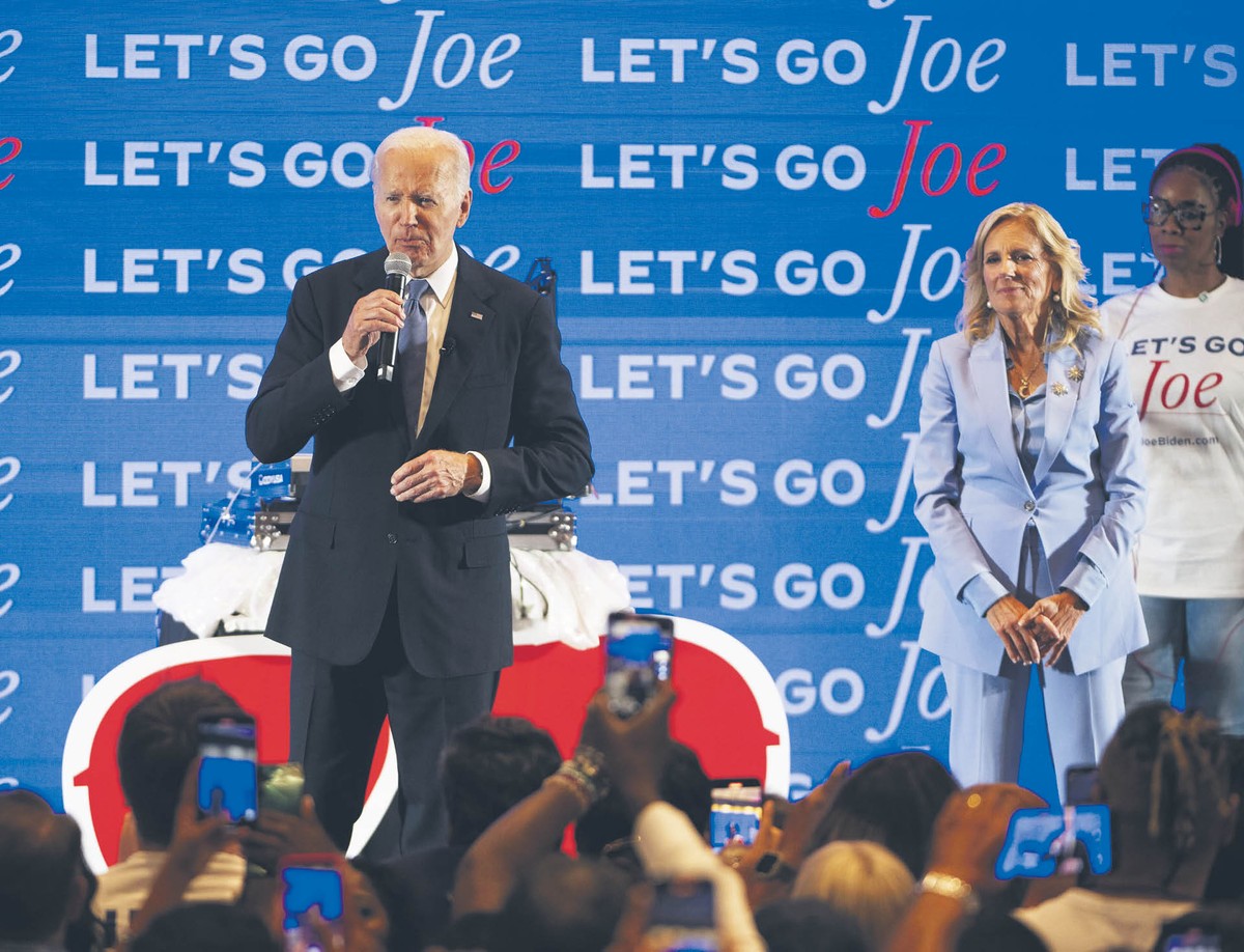 Z sondaży wynika, że mniej więcej połowa wyborców demokratów jest za tym, by Biden wycofał się z wyścigu o prezydenturę
