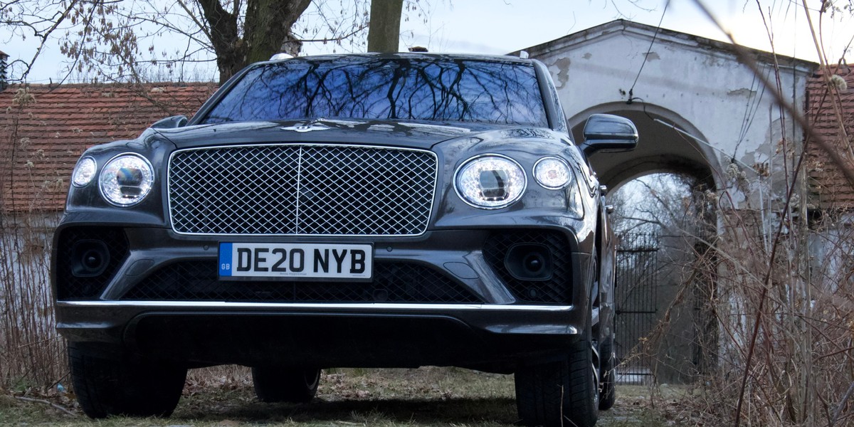 Bentley Bentayga to SUV, który wiele czerpie z limuzyn tej marki, potrafi zaskoczyć osiągami w porównaniu z gabarytami, a przede wszystkim oferuje komfort i przyjemną ciszę we wnętrzu. 