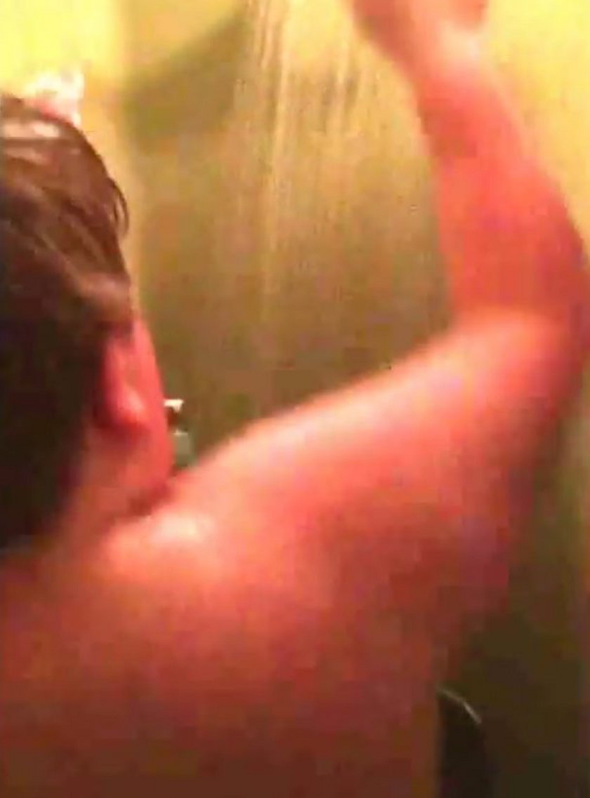 Rodzice nakryli syna pod prysznicem