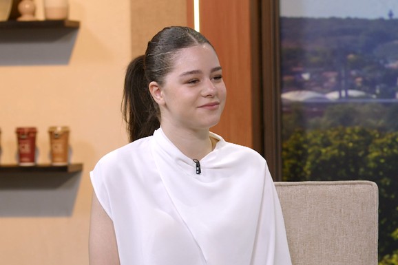 UČESTVOVALA JE NA EVROVIZIJI, A POSLEDNJIH GODINA PEVA U KNEZU Uz njeno pevanje je igrala i Vesna Pećanac, a ova pevačica joj je pisala: "Videle smo se i izgrlile"