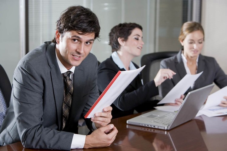 <strong>Młody z wysokimi zarobkami </strong><br /><br />

Młoda osoba z wysokimi zarobkami już na starcie zawodowej kariery nie w każdym banku spotka się z wylewnym przyjęciem. Jeśli przy tym nie ma żadnej historii kredytowej, można się spodziewać, że bank do obliczeń możliwości kredytowych uwzględni tylko część uzyskiwanych wpływów. Wstępne własne wyliczenia mogą się okazać zbyt optymistyczne.<br /><br />