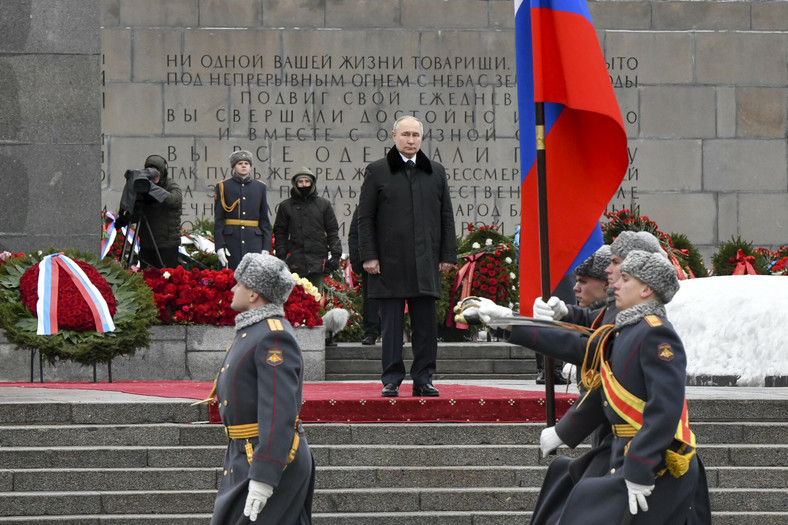 Prezydent Rosji Władimir Putin podczas ceremonii upamiętnienia ofiar oblężenia Leningradu w Petersburgu, 27 stycznia 2024 r.