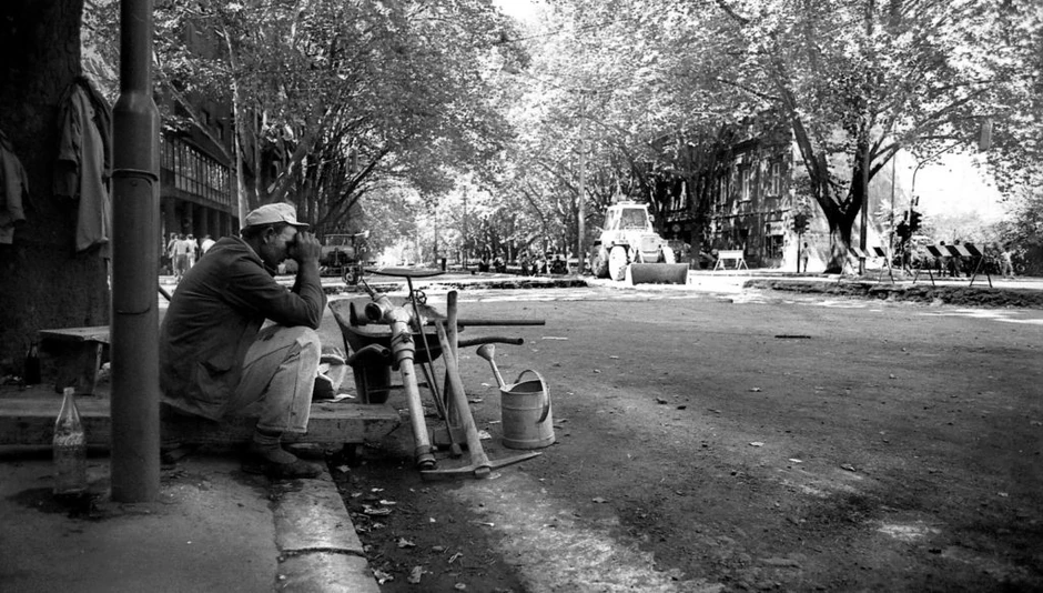 Bulevar revolucije, današnji Bulevar kralja Aleksandra, kod Pravnog fakulteta, bio je kompletno blokiran za saobraćaj dok svi neophodni radovi nisu bili završeni, u leto 1989. Fotografija: Flickr/JocaRistich
