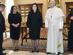 2 godziny po wydarzeniu Internet śmieje się ze stylizacji Szydło i Kempy na audiencji u papieża. FOTO