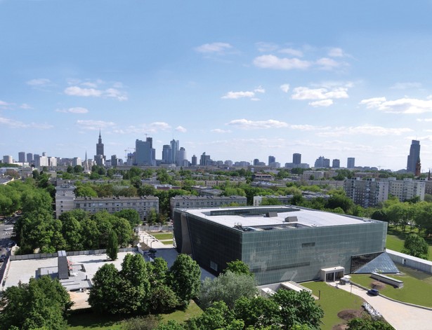 Muzeum Historii Żydów Polskich zostanie otwarte w grudniu 2013 roku. Już na etapie projektu zostało wyróżnione przez Chicago Athenaeum nagrodą International Architecture Award. Koszt realizacji muzeum to ok. 200 mln zł i jest to obecnie największa inwestycja kulturalna stolicy. Muzeum będzie rozerwane przez nieregularne szczeliny o pofalowanych ścianach z żelbetu. We wnętrzach budynku znajdzie się obszerna wystawa ze stałymi ekspozycjami, poświęconymi historii Żydów. Fot. materiały UM Warszawy
