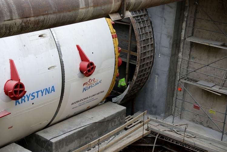 Obecnie trwa budowa dwóch nowych odcinków drugiej linii metra na zachód i północny-wschód, czyli trzech stacji na Woli i trzech na Targówku. Na placu budowy na wysokości stacji przy ulicy Księcia Janusza na Woli montowana jest tarcza TBM Krystyna, która na początku lutego rozpocznie budowę tunelu w kierunku stacji Rondo Daszyńskiego. Tarcza będzie drążyła tunel w gruncie i równocześnie montowała betonową obudowę. Miesiąc po Krystynie ruszy druga tarcza, Maria, która wydrąży drugi, równoległy tunel.