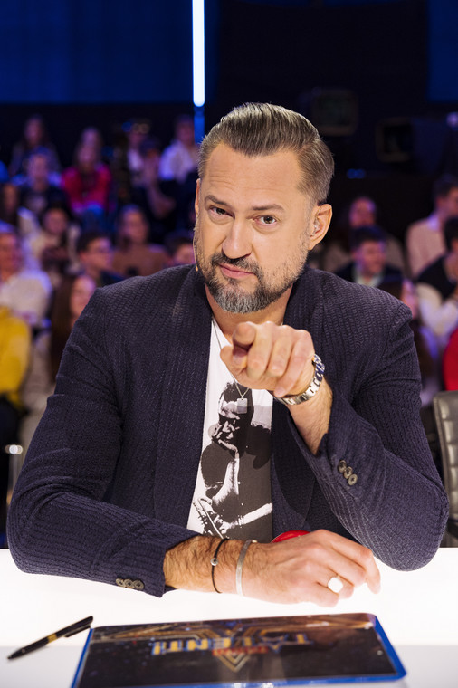 Marcin Prokop za stołem jurorskim w programie "Mam talent!"
