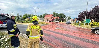 Truskawkowo-pomidorowe rondo w Czaplinku. Mieszkańcy nie tracą humoru. "Tylko makaron i danie gotowe"