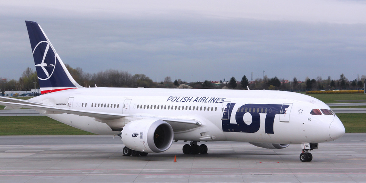 Boeing 787-9 Dreamliner LOT-u zabiera na pokład 294 pasażerów. Pod jego pokładem zmieści się nawet 31 ton towarów, które przynoszą dodatkowe zyski linii lotniczej