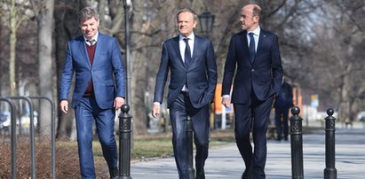 Pakiet wojenny zakłada zmiany w Konstytucji. Tusk wbija szpilę rządowi i mówi, że najpierw chciałby zobaczyć szczegóły