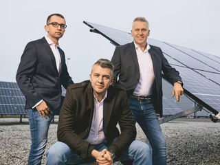 Marcin Frączek (w środku), Artur Mazurkiewicz (z prawej) i Michał Kapica, założyciele Naszego Prądu, wierzą, że rosnące ceny energii zwiększą popyt na panele wśród klientów biznesowych