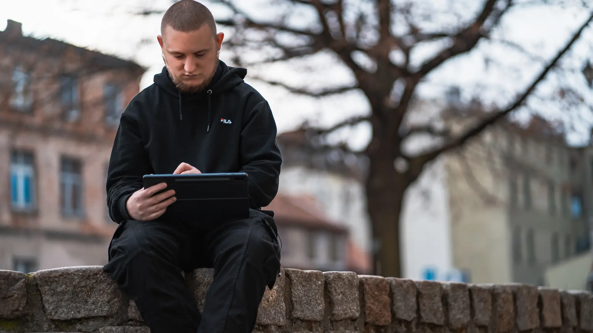 "Bit do »Szklanek« zrobiłem, siedząc za biurkiem w pracy". SecretiveSuicide o współpracy z Young Leosią i mobilności producentów