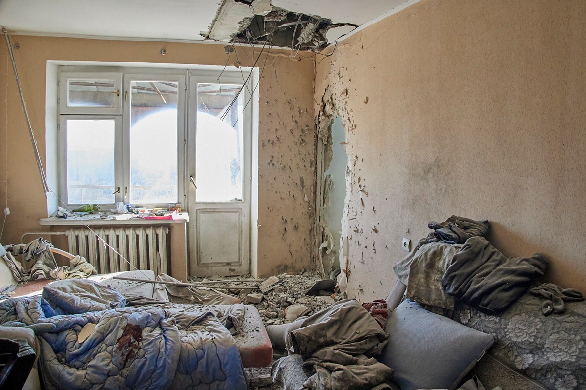epa09780965 View of a damaged building in the aftermath of Russian military operation in Kharkiv, Ukraine, 24 February 2022. Russian President Vladimir Putin announced a 'special military operation' in the Donbass with the aim, as he put it, of demilitarizing and denazifying Ukraine, as well as bringing to justice those who committed numerous bloody crimes against civilians. Martial law has been introduced in Ukraine, explosions are heard in many cities, including Kiev after Russian troops launched a major military operation on Ukraine on 24 February. EPA/SERGEY KOZLOV Dostawca: PAP/EPA.