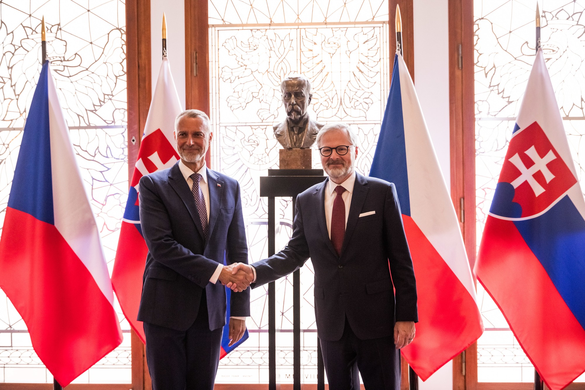 Na snímke zľava predseda Národnej rady (NR) SR Richard Raši (Hlas-SD) a český premiér Petr Fiala.
