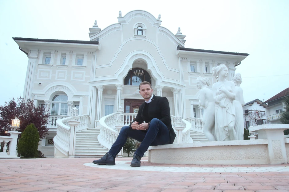 Draško Stanivuković ispred porodične vile