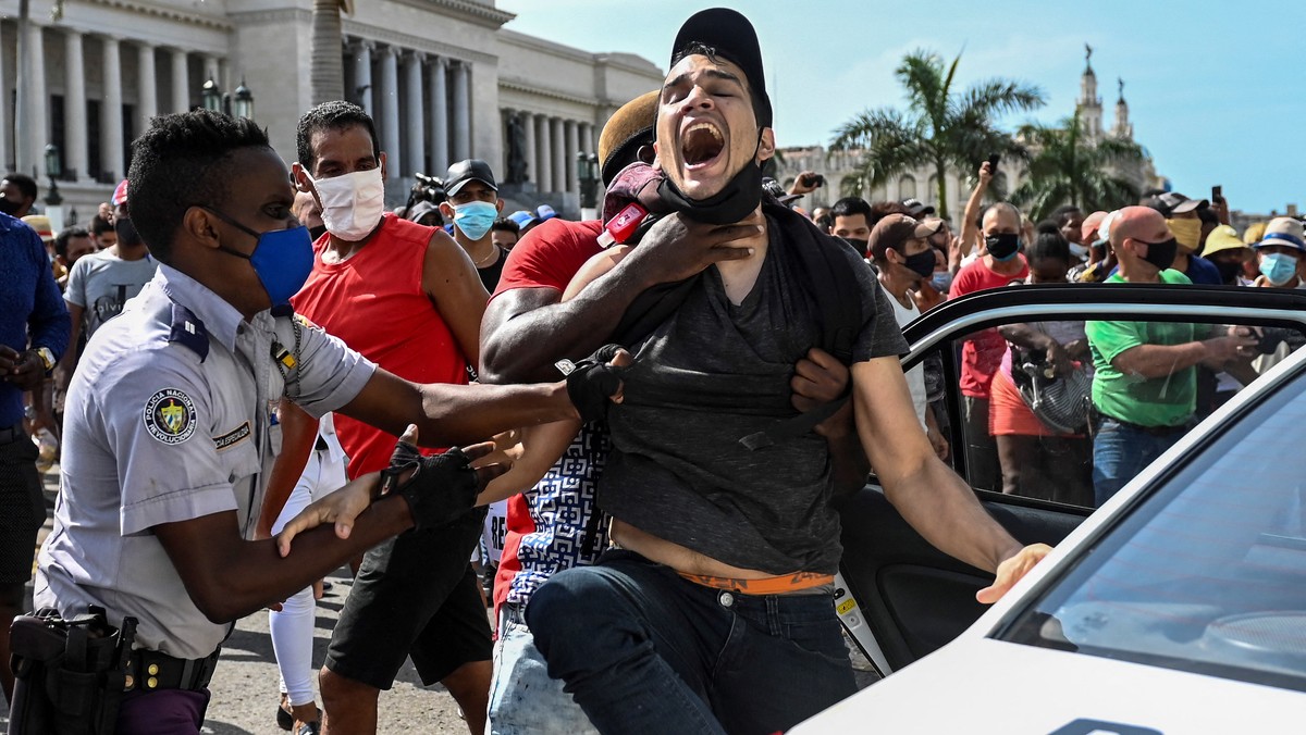 Policja aresztuje uczestnika demonstracji przeciwko rządowi prezydenta Miguela Díaza-Canela w Hawanie, Kuba, 11 lipca 2021 r