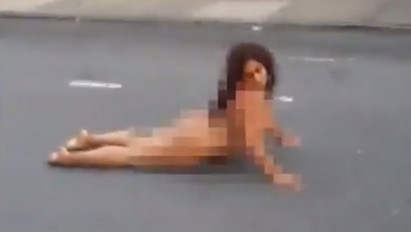 Bizarr videó! Bedrogozott meztelen nő kellette magát az úttesten