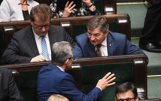Marszałek Sejmu Marek Kuchciński i posłowie PiS Piotr Babinetz oraz Stanisław Piotrowicz podczas posiedzenia Sejmu.