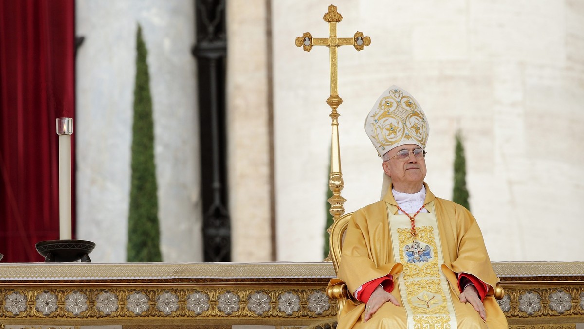 Watykański sekretarz stanu kardynał Tarcisio Bertone powiedział, że "dzisiaj w Europie coraz trudniej odróżnić prawdę od błędów i kłamstw". Opinię tę wyraził, otwierając posiedzenie Rady episkopatów Europy w Watykanie.