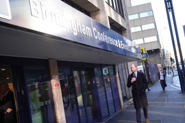 Princ Vilijam prvi put u javnosti nakon što je Kejt otkrila da je u fazi REMISIJE RAKA: "KETRIN I JA...", evo šta je rekao o PRINCEZI i gde se  pojavio, NJEGOVO LICE GOVORI SVE