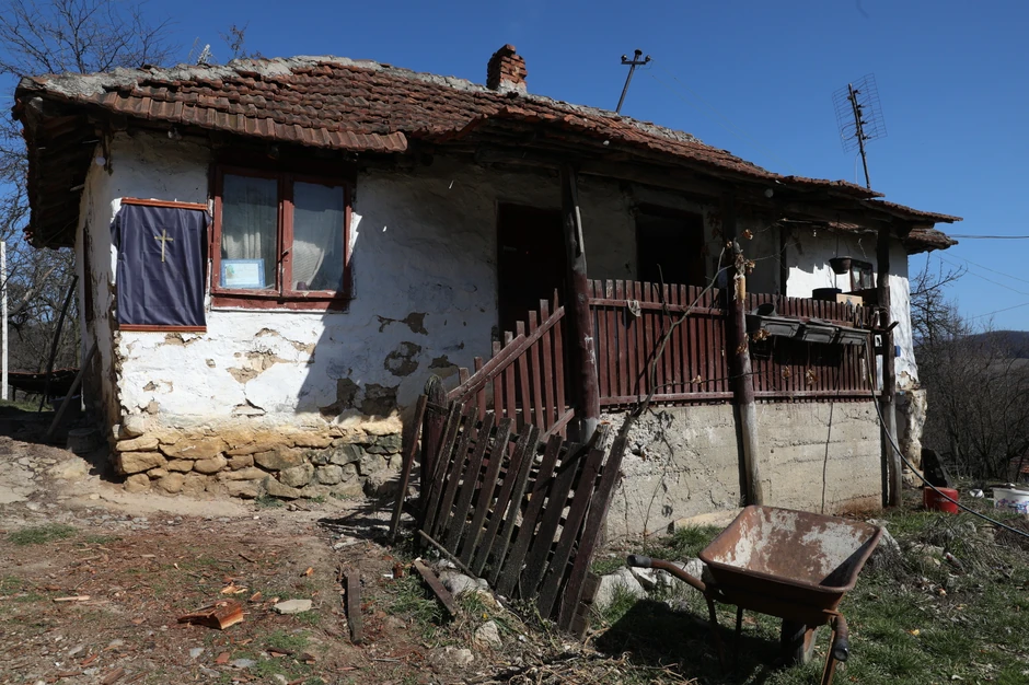 Kuća samo što se ne raspadne