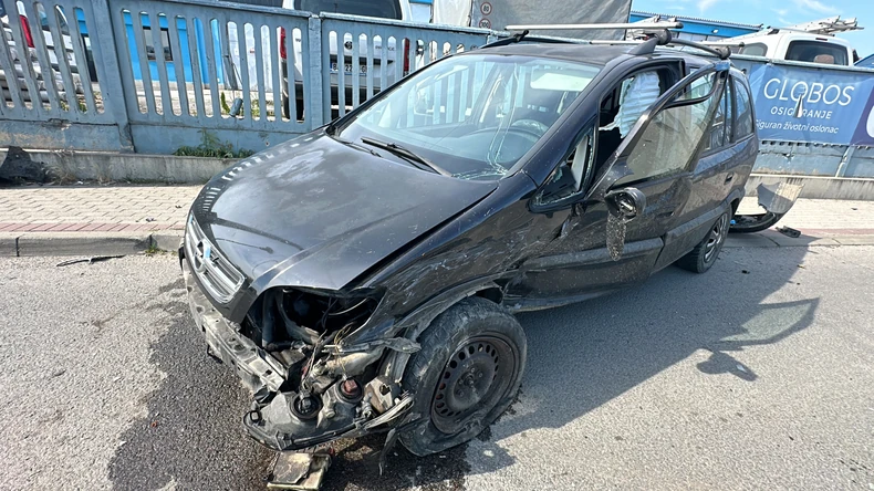 Silovit sudar poršea i opela u Čačku