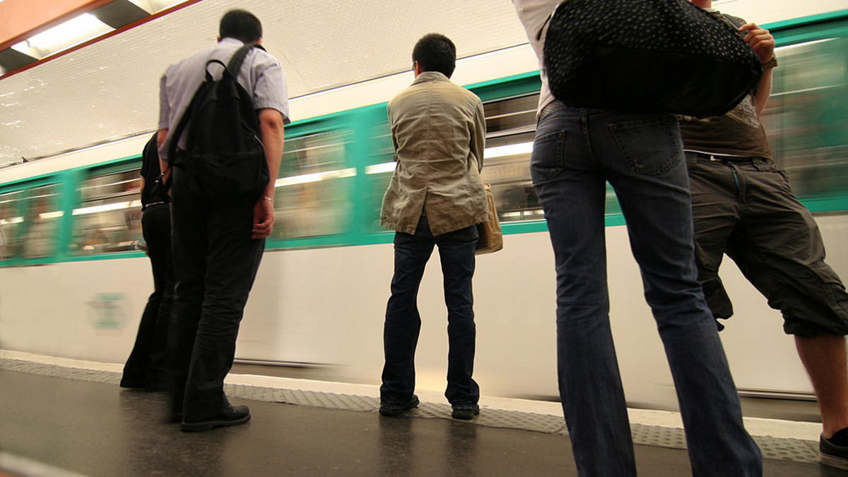 Podróżowanie na gapę jest w Paryżu zjawiskiem tak starym jak samo metro. Wśród porządnych pasażerów zawsze znajdą się tacy, którzy będą próbowali sforsować barierki lub przecisnąć się przez bramki wyjściowe.