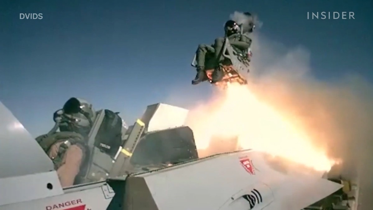 Przeciążenie łamie kręgosłupy pilotom. Oto jak działa katapultowanie [WIDEO]