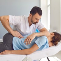 Lebénult a csontkovács kezelése után egy 28 éves nő