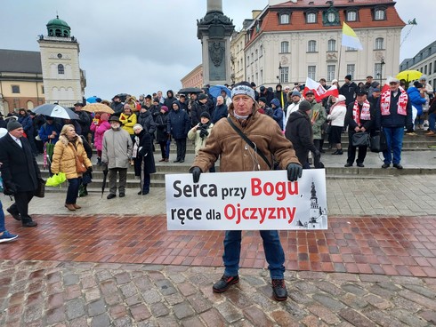 Uczestnik marszu na placu Zamkowym