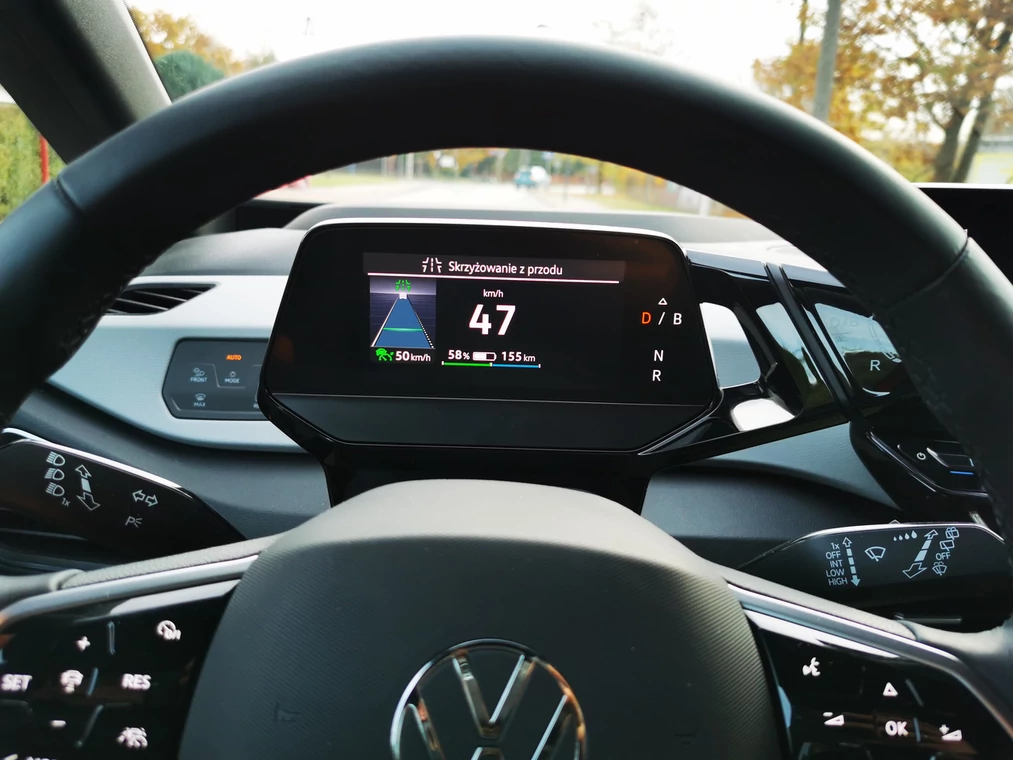 Wyświetlacz Volkswagena ID.3: system Travel Assist ostrzega przed zbliżającym się skrzyżowaniem i automatycznie zmniejsza prędkość