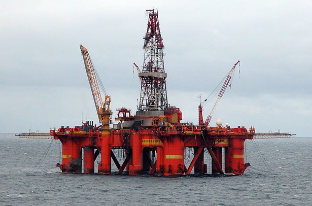 Platforma wiertnicza typu semi-sub: Deepsea Delta firmy Odfjell Drilling na Morzu Północnym, Fot. Soerfm, CC BY-SA 3.0