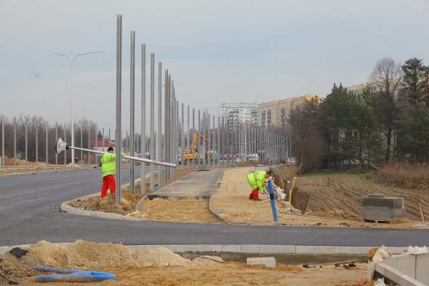 Urzędnicy montują ekrany akustyczne w szczerym polu 