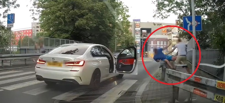 Kierowca BMW pobił pieszego, który przechodził po pasach. Szokujące wideo