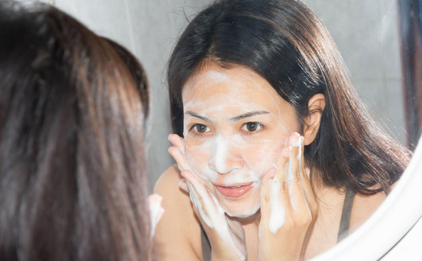 Myć twarz mydłem? Kosmetolog radzi, jak pielęgnować skórę?